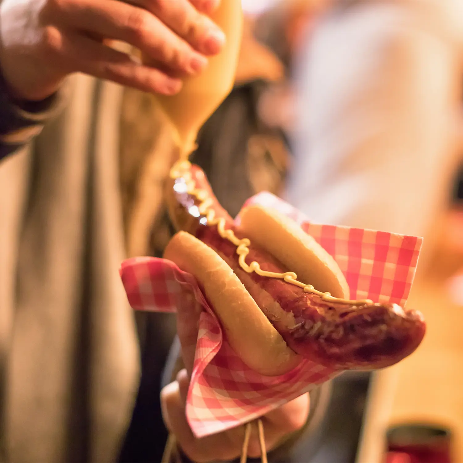 Frische Bratwurst im Brötchen vom Grill mit Ketchup und Senf von Veranstaltungsservice Huber